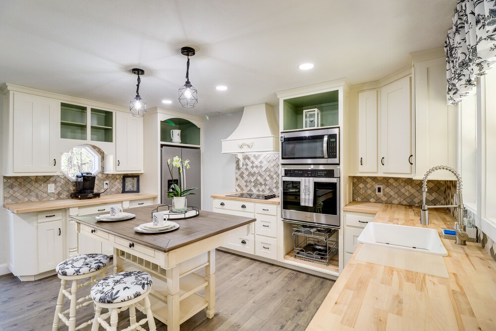 Dreamy Lead Hill Cottage w/ Fire Pit & Hammock! view 5