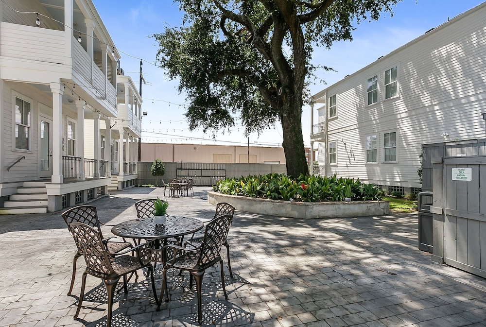 Residences Du Carondelet by Hosteeva