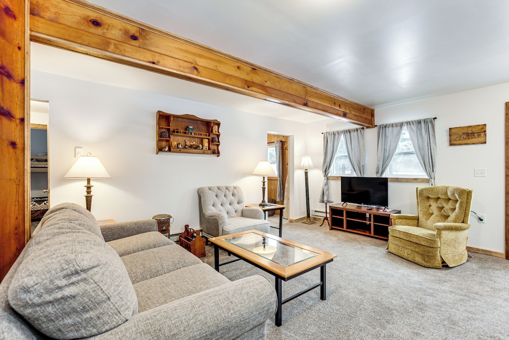 2 Ponds & Trail Access: Peaceful Cabin in Calumet!