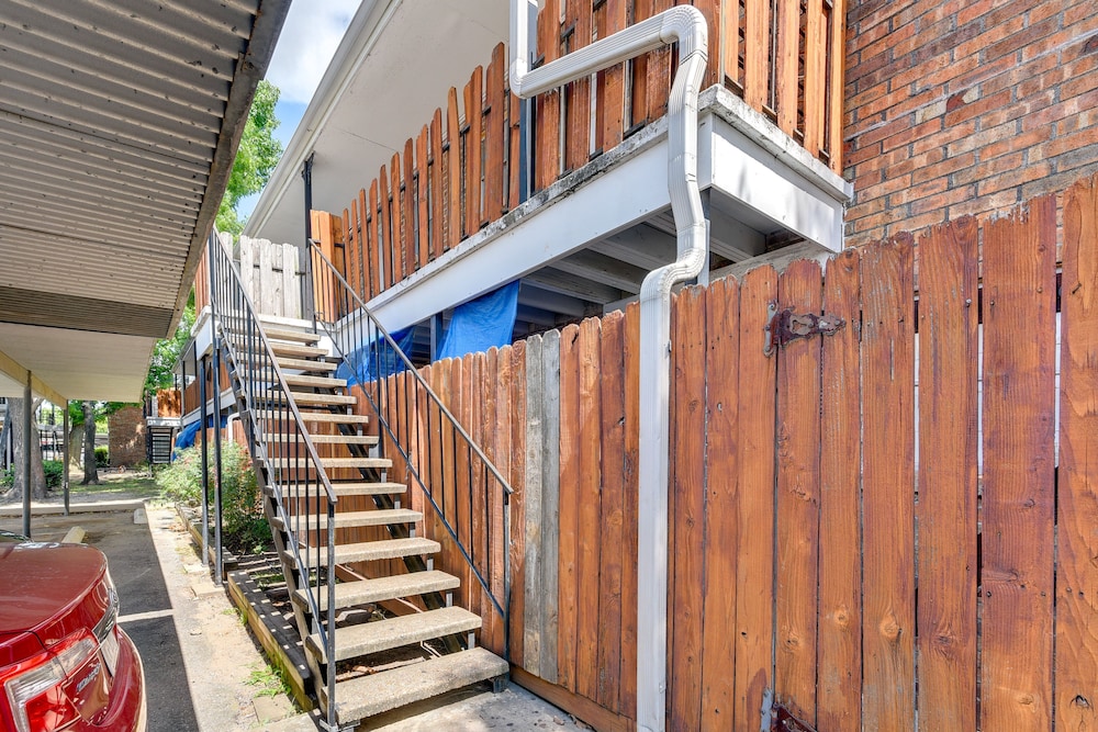 Cozy Houston Condo w/ Pool Access: Near Downtown! view 4