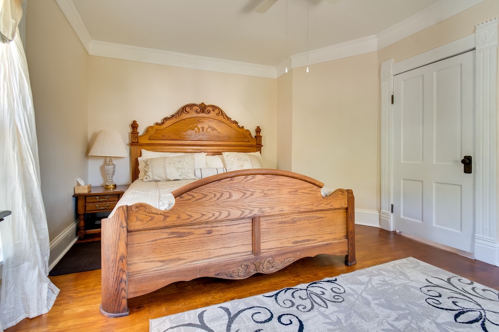 Historic Charleston Home < 1 Mi to University! view 2