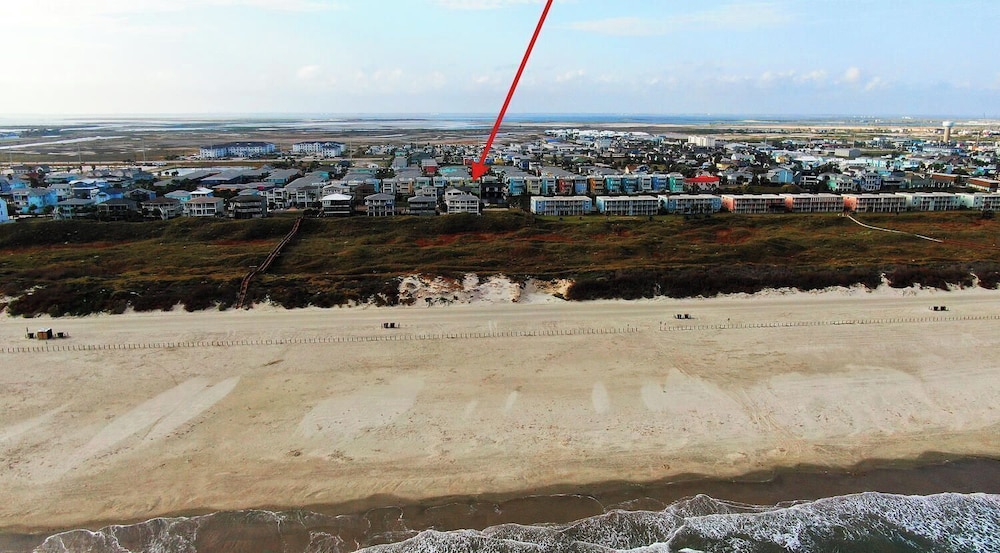 Walk to the Beach Ocean Views, Balcony Dining & Open Living Beachview 54 by Avantstay