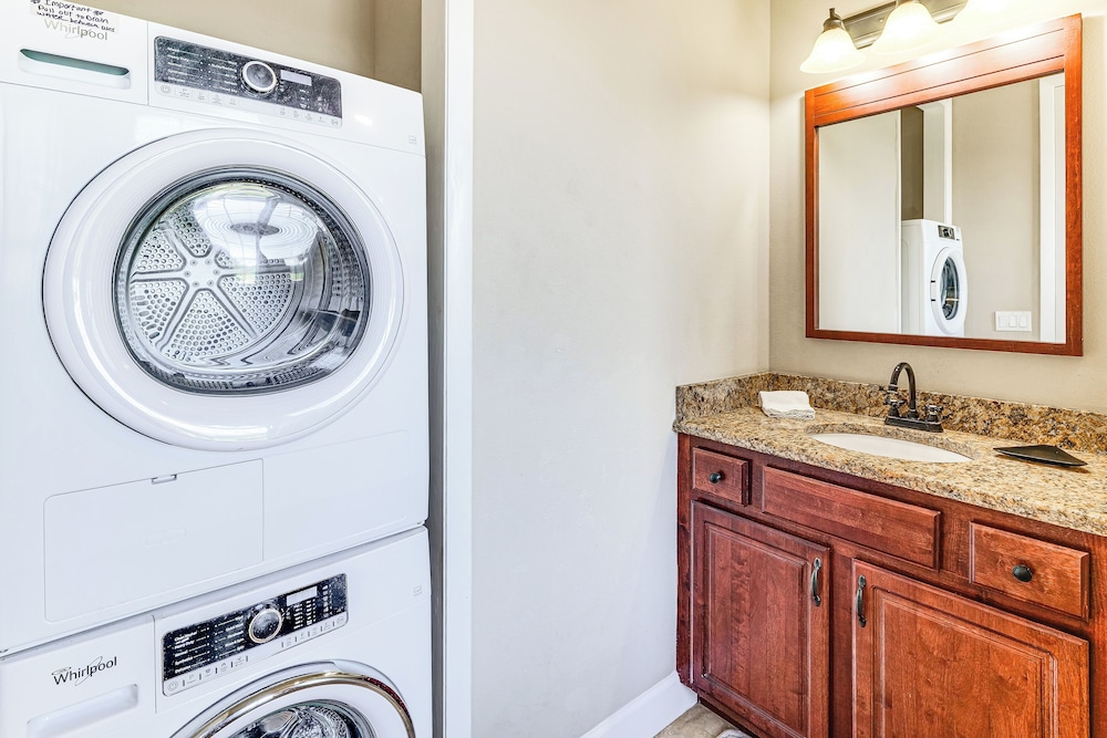 8 Mi to Disney: Pet-friendly Apt w/ Resort Perks