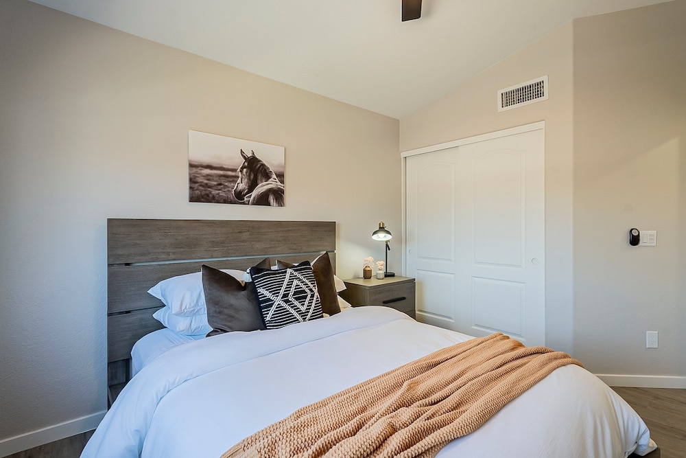 Dos Palmas - Gilbert Poolside Retreat