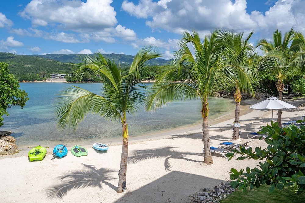 Santosha Whitehouse JM - 10 Bedroom Villa w Private Beach