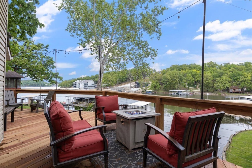 Lakefront Oasis With Skylights & Covered Boat Slip For Extra Adventure
