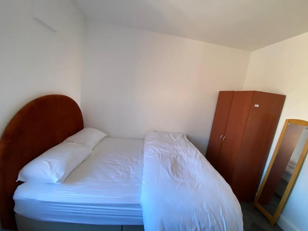 Cosy 2-bed House - Sleeps 4, Garden & Pet-friendly