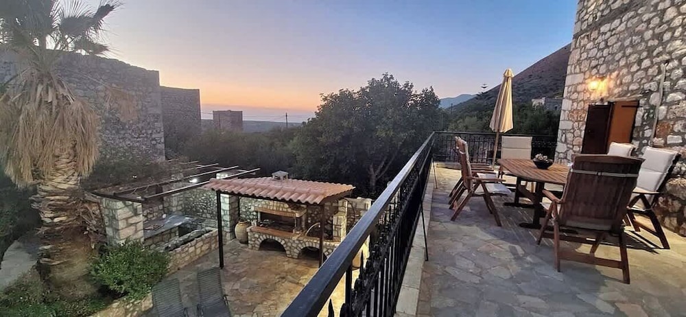 Kitta Mani Towerhouse - Mountain Views Garden