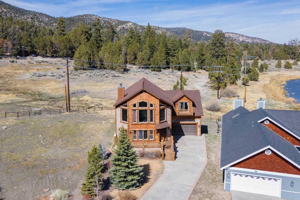 Group Cabin + Lake and Mountain View Pet-friendly, Fireplace, Games, Loft