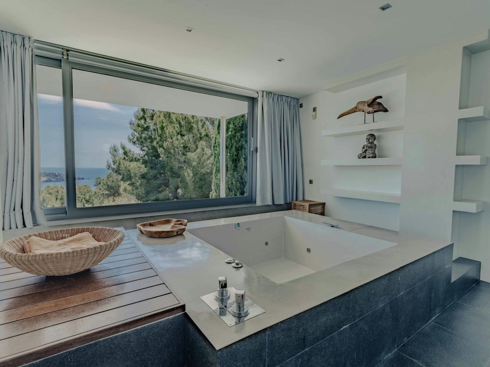 Holiday Home With Whirlpool Bathtub