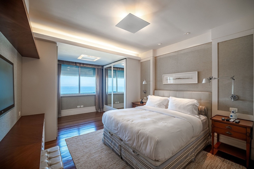 Copacabana – Av. Atlântica | 3 suítes, Vista Mar, 1 min praia de Copacabana - por Casapē Rio