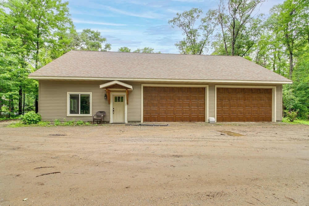 Hot Tub & Game Room: Lakefront Merrifield Retreat!
