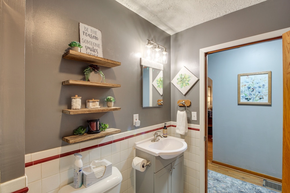 Missouri Escape w/ Furnished Patio, Near Downtown!