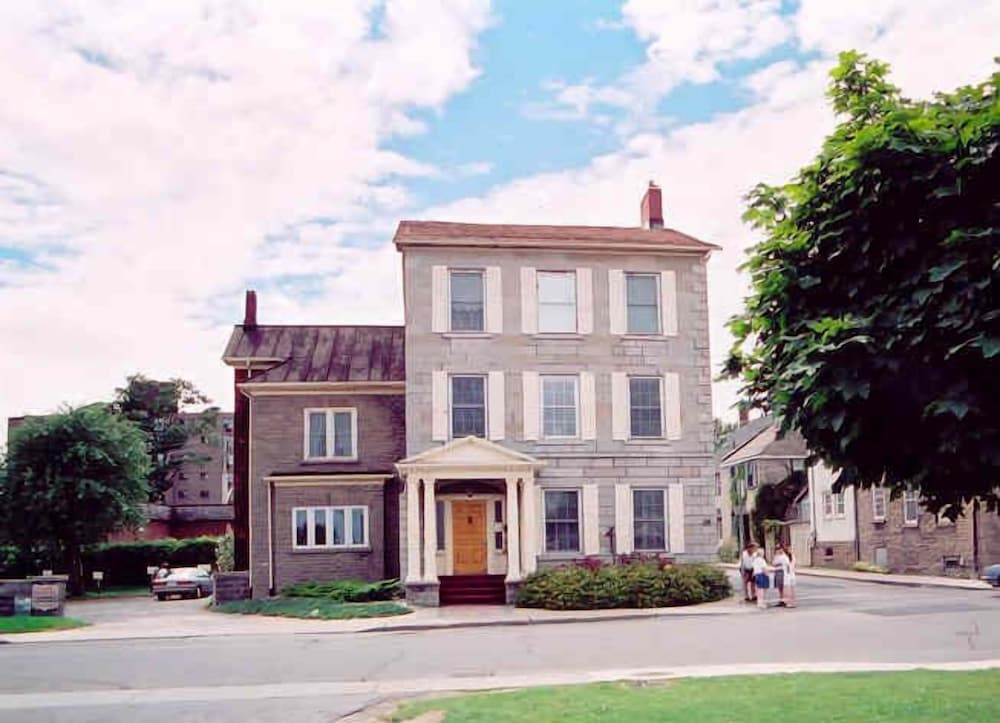 Brockville Vacations - The Noble Suites - Property Image 25