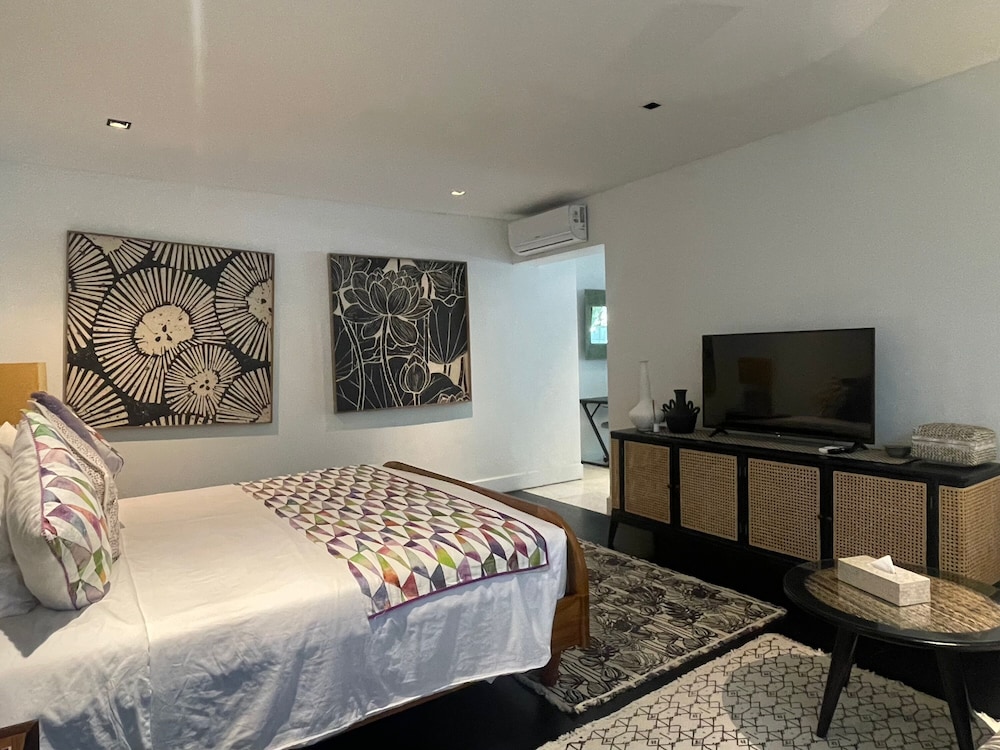 Martini Suites & Villa