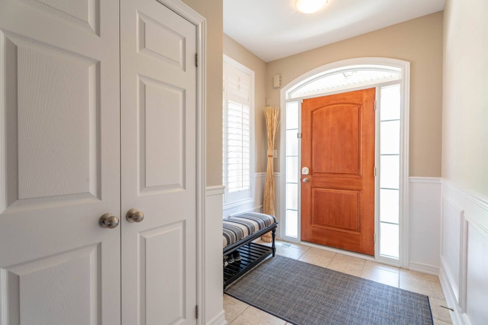 Stylish 4BR Oasis Peaceful Mississauga Location