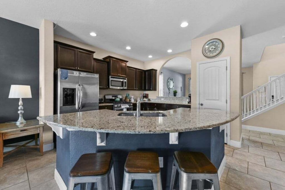 Spacious 5-Bedroom Resort Pool Home with Lake View 5 Villa