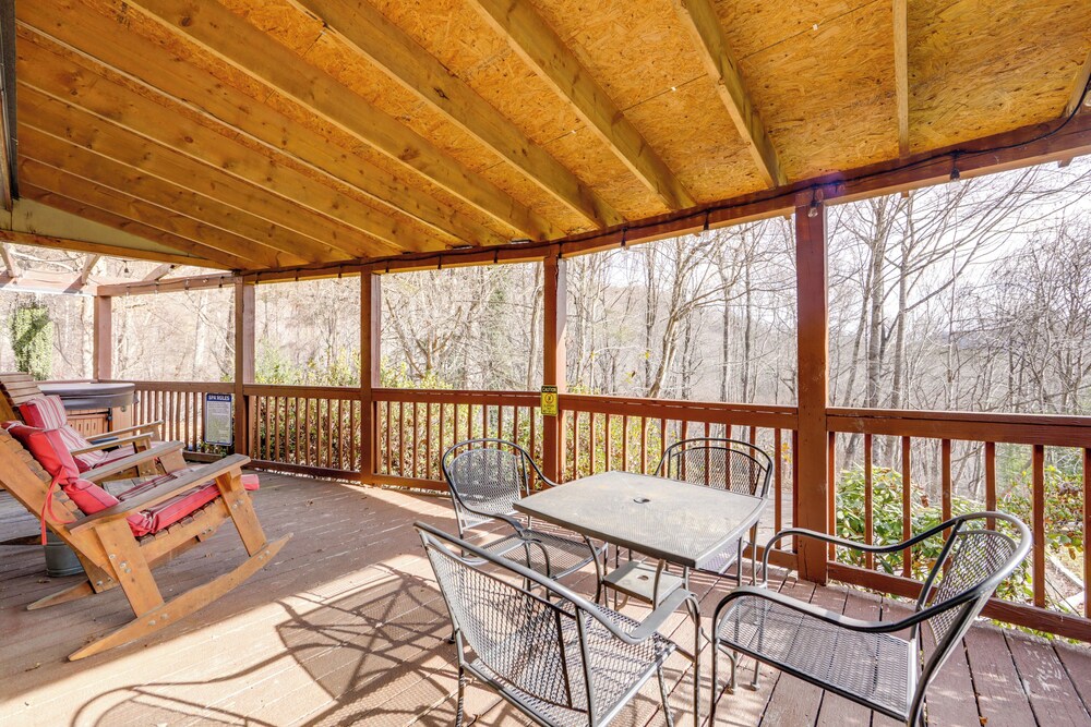Walk to Golf Course, Mtn-view Maggie Valley Duplex