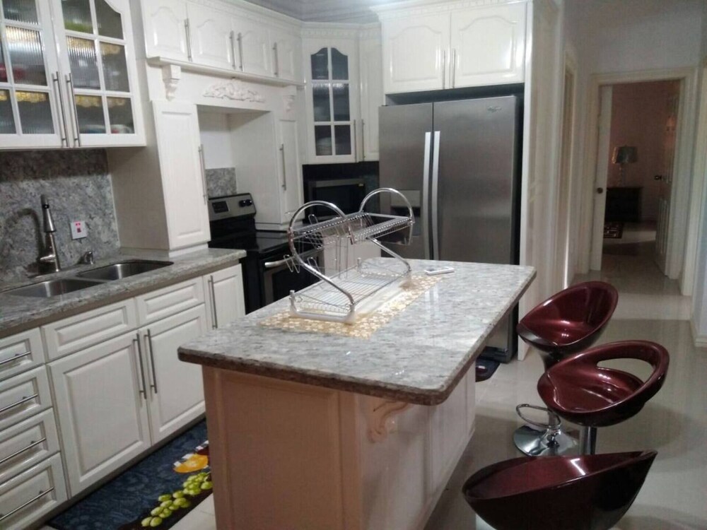 Remarkable 2-bed Apartment in Kingston view 3