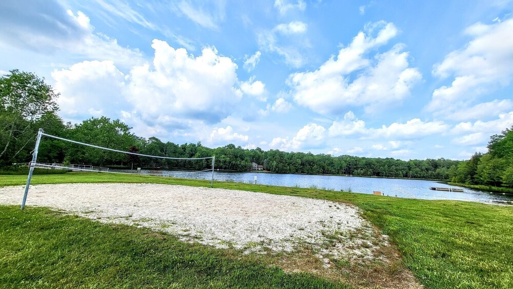 Mountain Memories by Avantstay Hot Tub Enclosed Deck, Large Yard w/ Fire Pit view 4