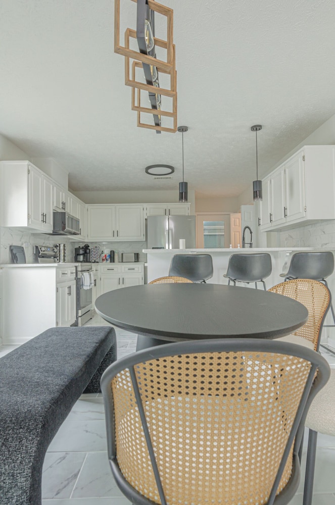 6-Bed Artistic Home with Game room