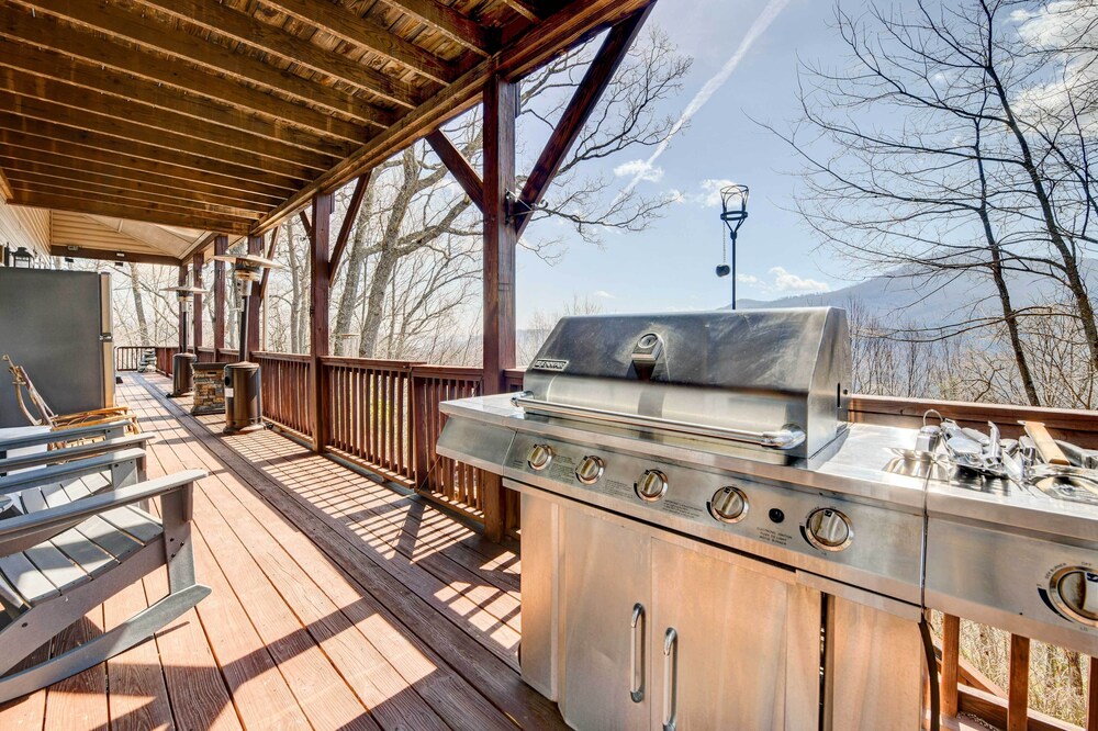 Stunning Maggie Valley Getaway w/ Decks, Fire Pit! view 4