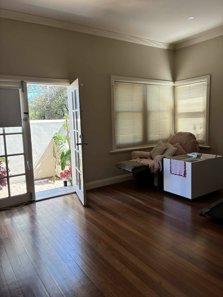 Cozy Tusmore Apartment With Private Garden City View Near Burnside Village Mall