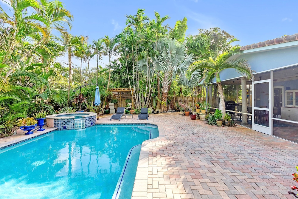Chic 3BR Sanctuary Steps From The Drive Paradise
