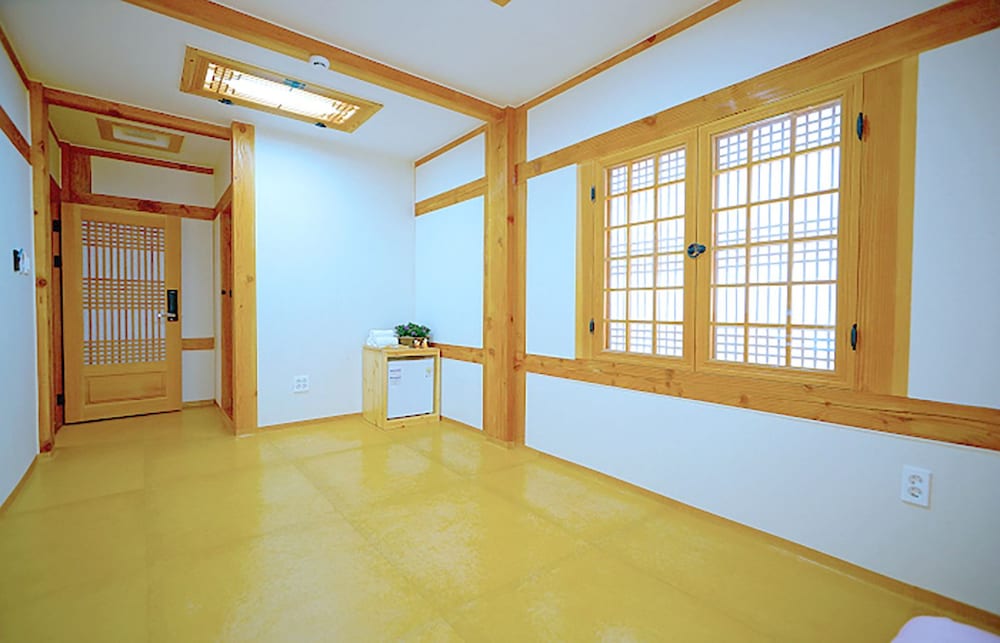 Lee Ga Hanok