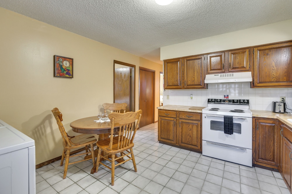 2 Mi to Kansas State Fairgrounds: Cozy Apartment!