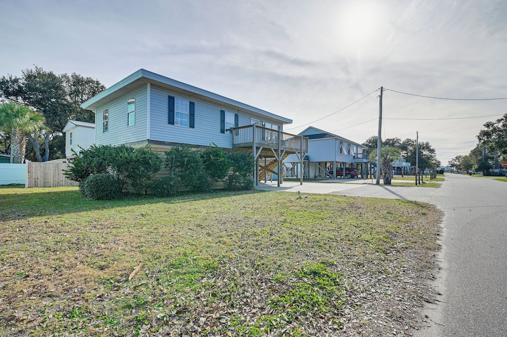 1 Block to Beach: Home w/ Patio in Murrells Inlet!