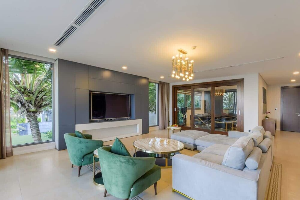 Luxe 6BR Beachfront Villa: Group Getaway Haven