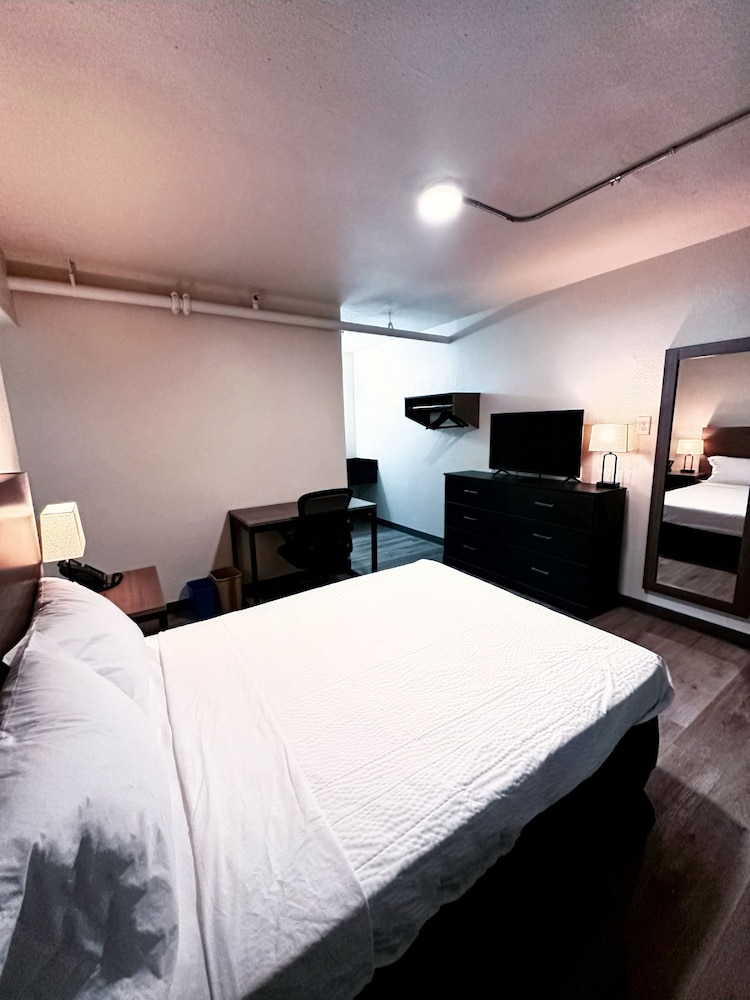 Studio City Suites, A Travelodge By Wyndham