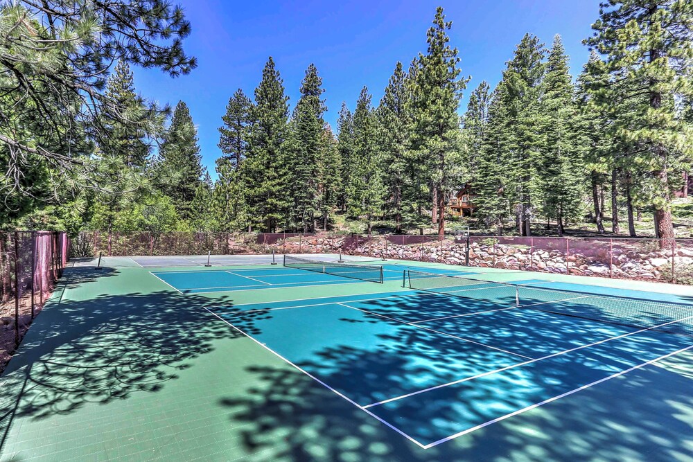 8 Mi to Northstar Slopes: Tahoe Gem w/ Fireplace
