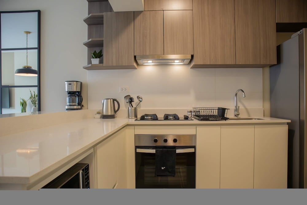 w Striking 1BR w Perfect Balcony Near Kennedy Park