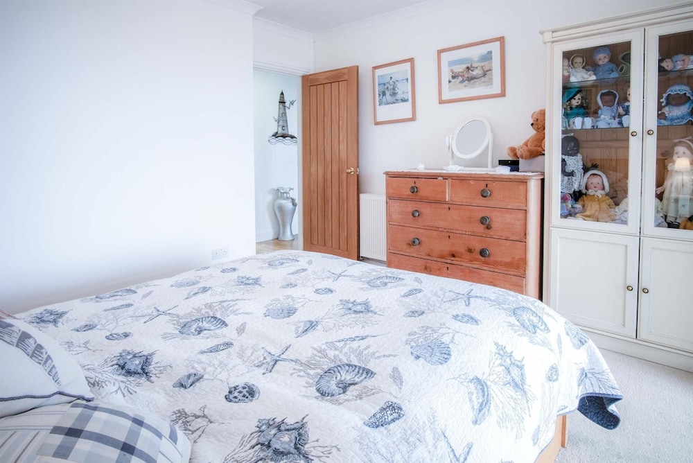 Gwelfor - 2 Bedroom Holiday Home - Solva view 3
