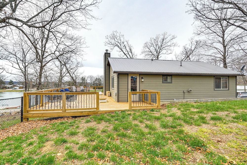 Truman Lake Retreat: Large Deck & On-site Fishing!