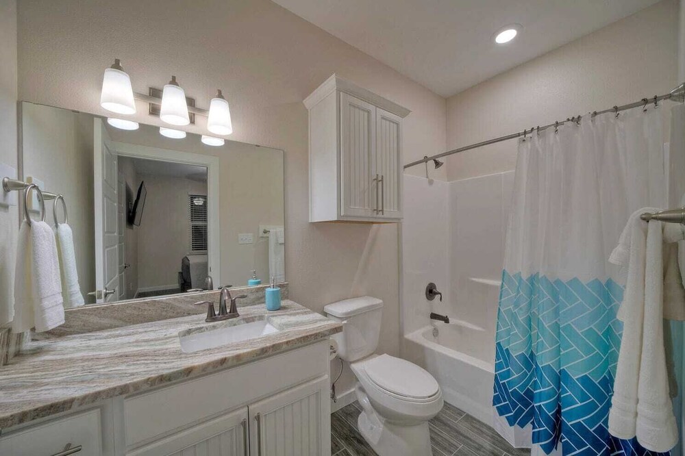 Sleeps 33! 4 Condos, Walk to the Beach, Resort-style Pool, Endless Summer Resort