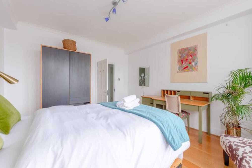 Central and Spacious 2 Bedroom Flat in Kensington