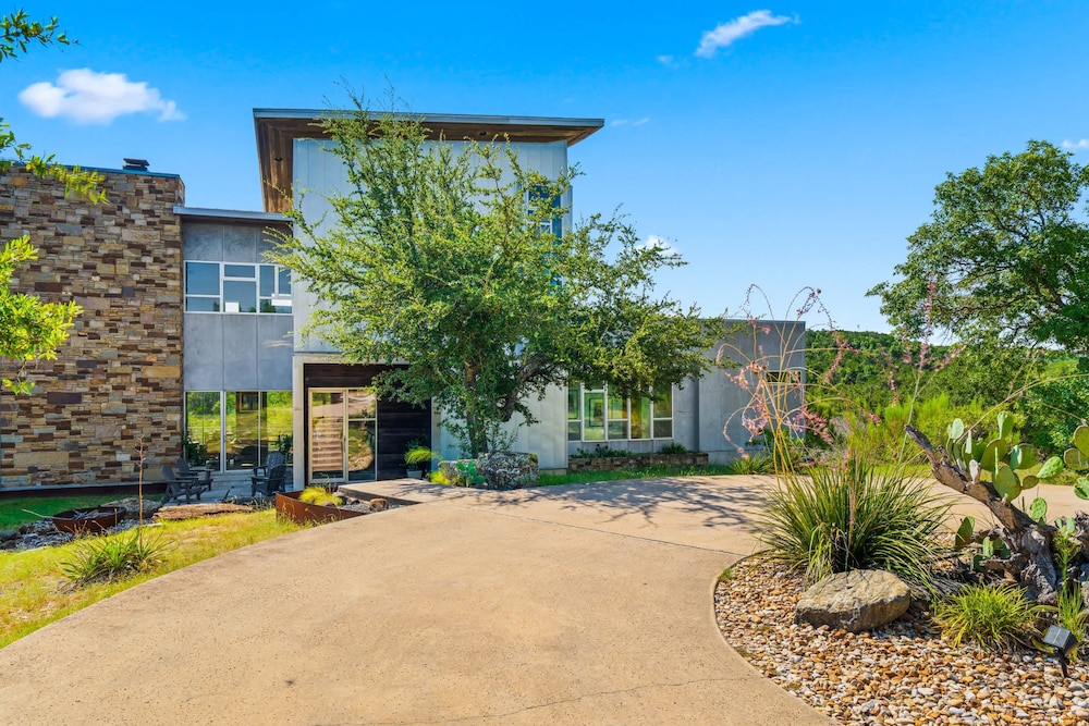 Luxury 7BR Hill Country Gem With Barndominium