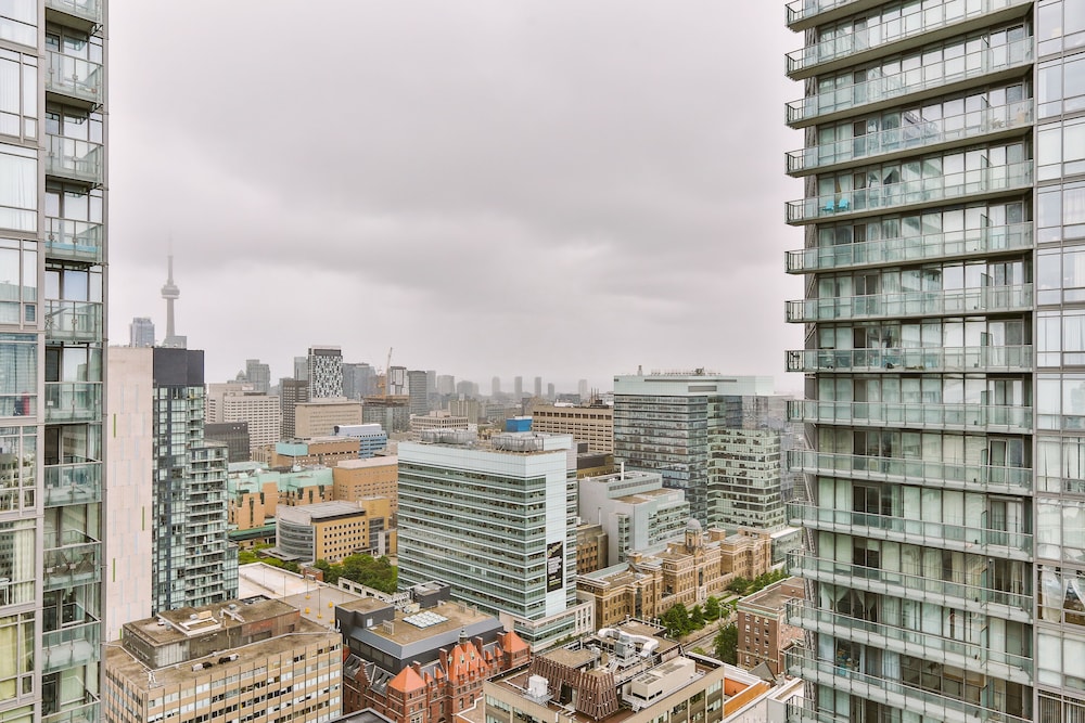 Bright Sub-Penthouse on Bay St