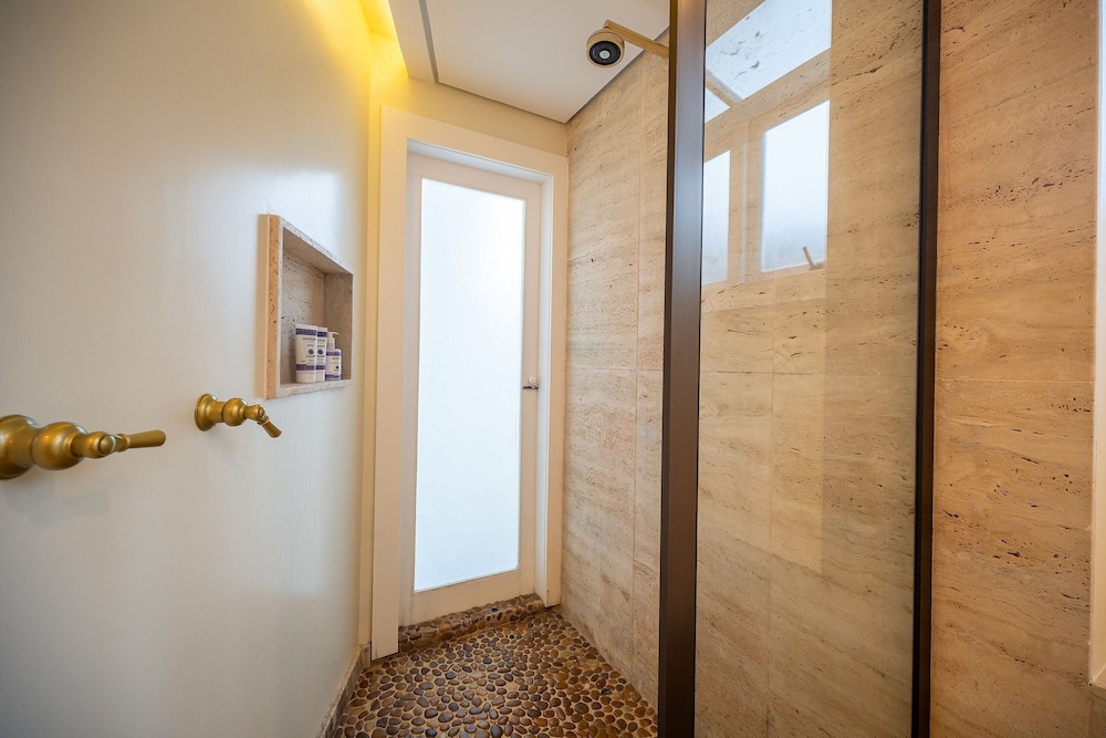 Angra - Mombaça | Mansão Espetacular Beira-Mar, 7 Suites - por Casapē Rio