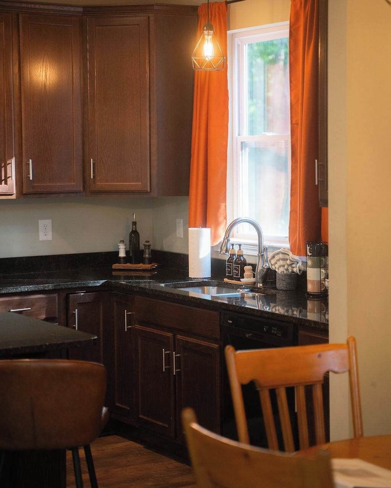Modern 2 BD Cabin With hot tub & Games & Central Loc