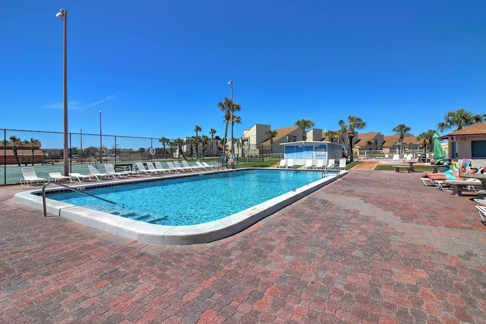 Walk to Pool & Beach: PCB Resort Getaway w/ Porch
