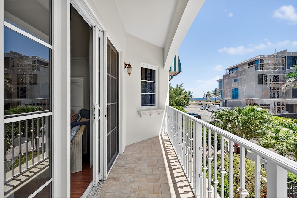 Daisy Townhouse Steps from The Beach
