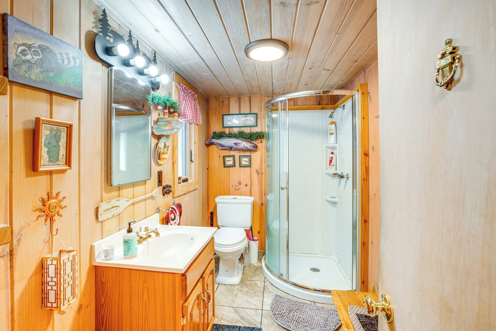4 Mi to Lake Tahoe: Cozy Cabin w/ Deck!