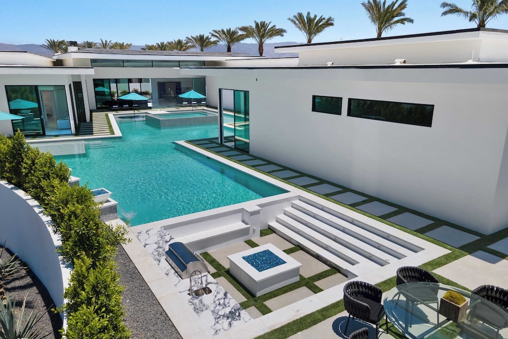 Sleeps 23 Pool, Hot Tub & Putting Green Minutes to Golf & Dining Bravo Villa #7 by Avantstay