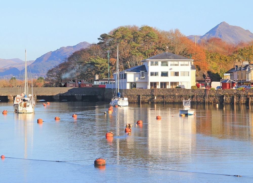 Glaslyn Harbour Views