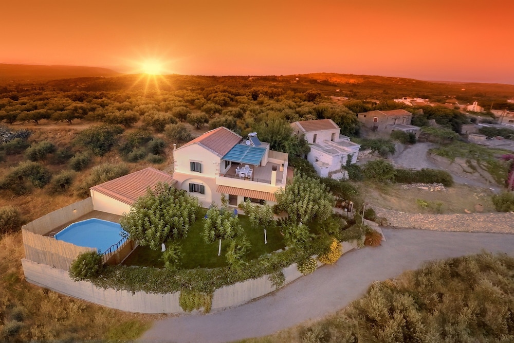 Traditional Ioannis Cottage...luxurious & Rustic With Ecological Heated Pool !!!