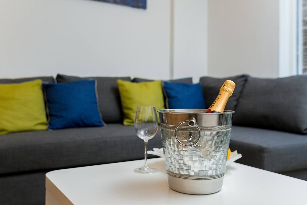 Skyvillion - Tower Point Enfield 2bed Wbalcony view 3